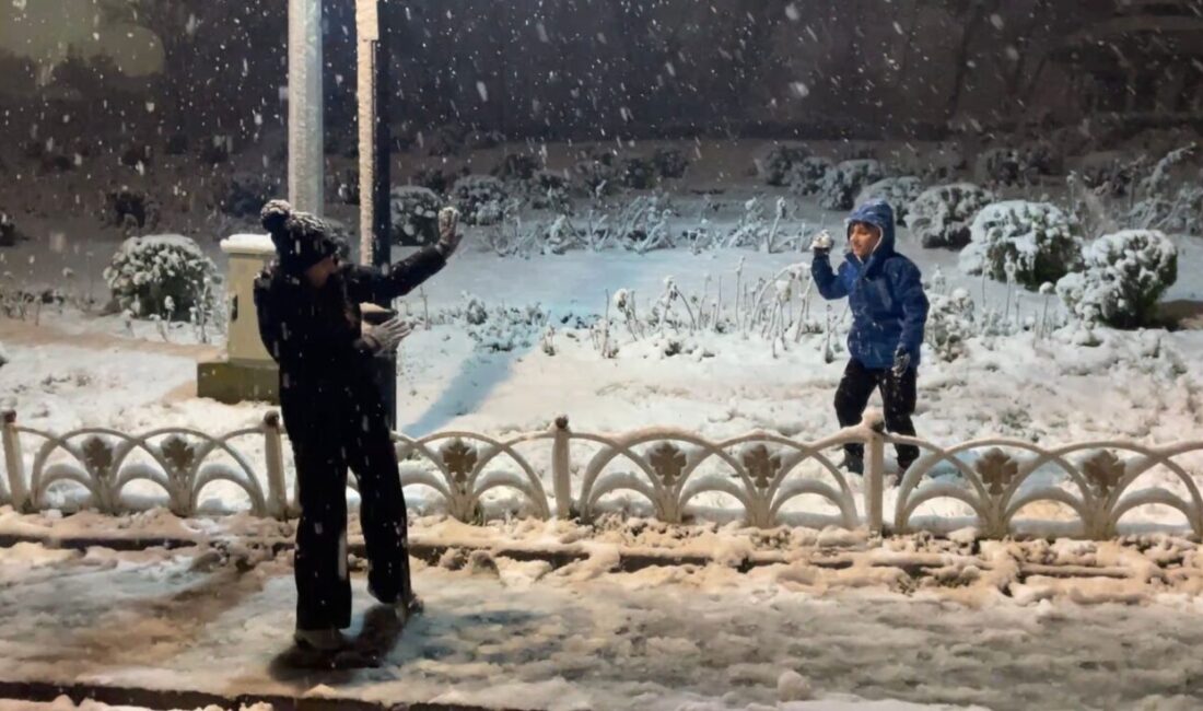 Mehmet Kaan KURT/İSTANBUL, -İstanbul’da gece saatlerinde başlayan kar yağışı Anadolu