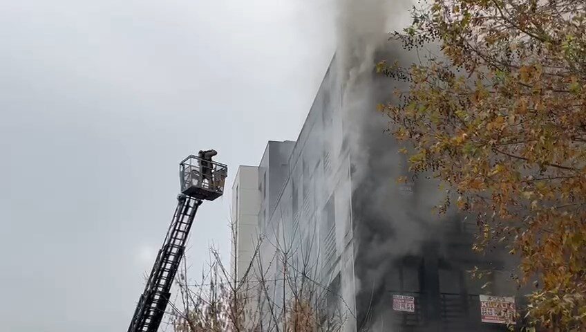 İSTANBUL, -Kadıköy’de 5 katlı binada yangın çıktı. İhbar üzerine olay