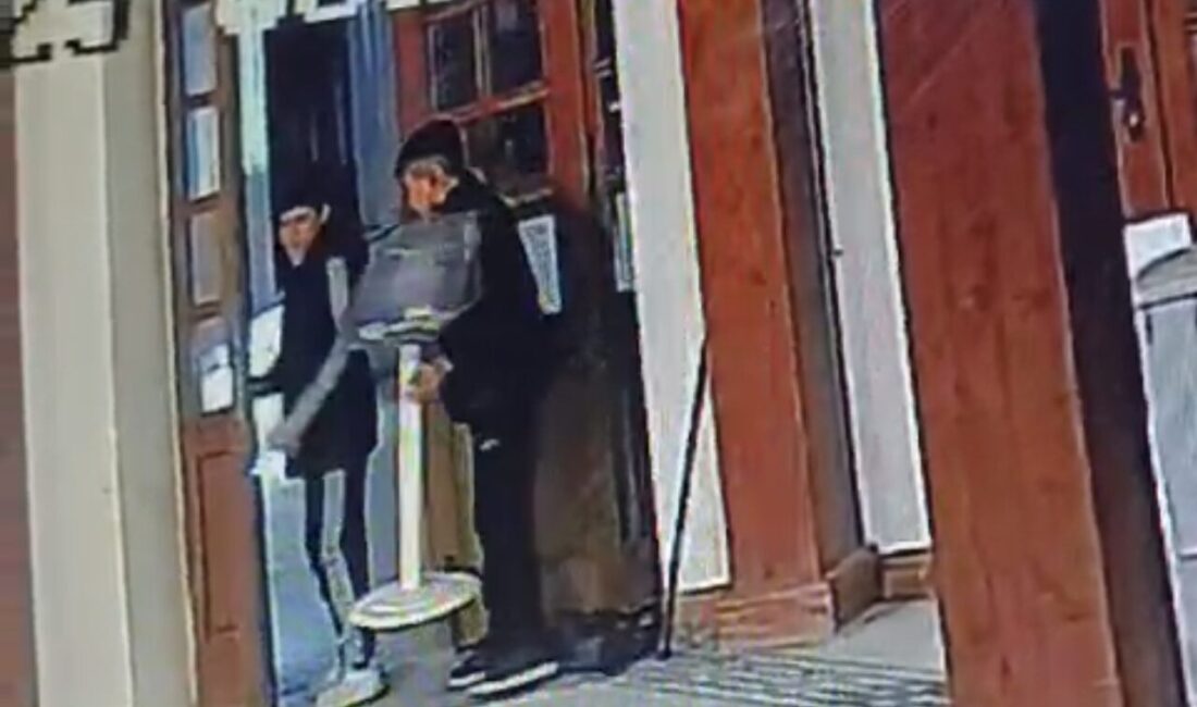 Mert ORDU/İSTANBUL – KADIKÖY’de 2 çocuğun cami içindeki yardım kutusunu