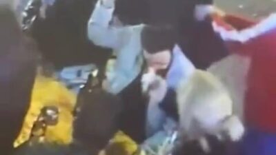 Leyla YILDIZ/ İSTANBUL, – KADIKÖY’de bir eğlence mekanının önünde oturan