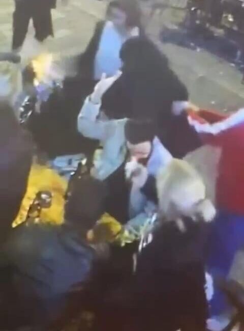 Leyla YILDIZ/ İSTANBUL, – KADIKÖY’de bir eğlence mekanının önünde oturan