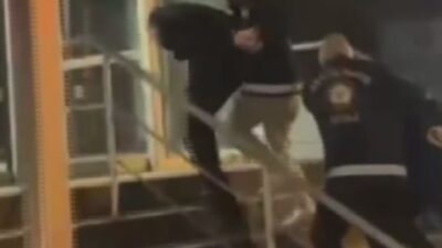 Emin YEŞİL-İSTANBUL, – Kağıthane’de otomobiliyle otobüs durağına giden bir kişi,