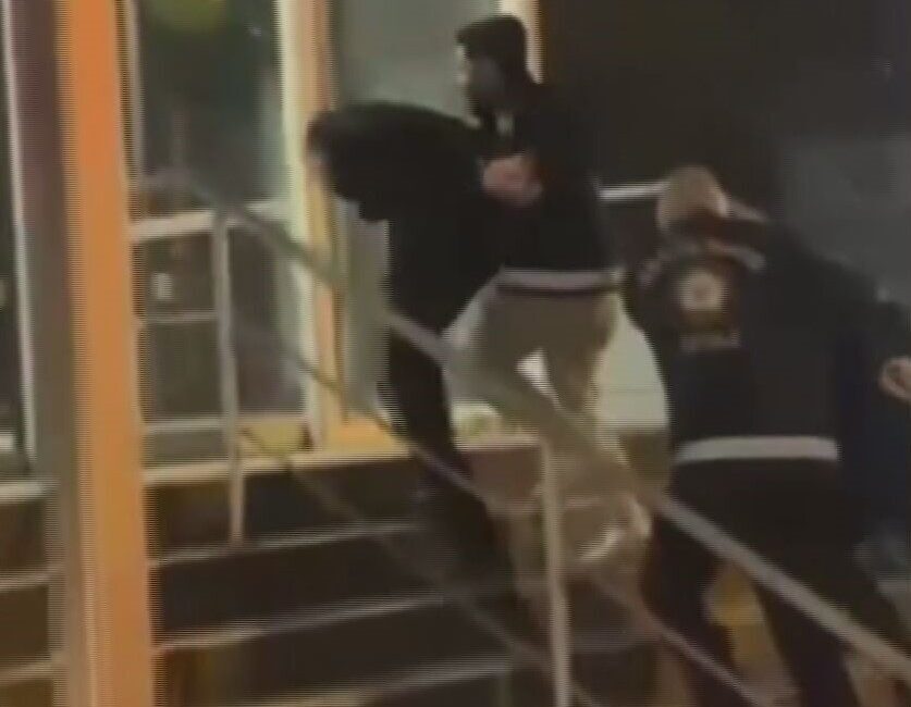 Emin YEŞİL-İSTANBUL, – Kağıthane’de otomobiliyle otobüs durağına giden bir kişi,