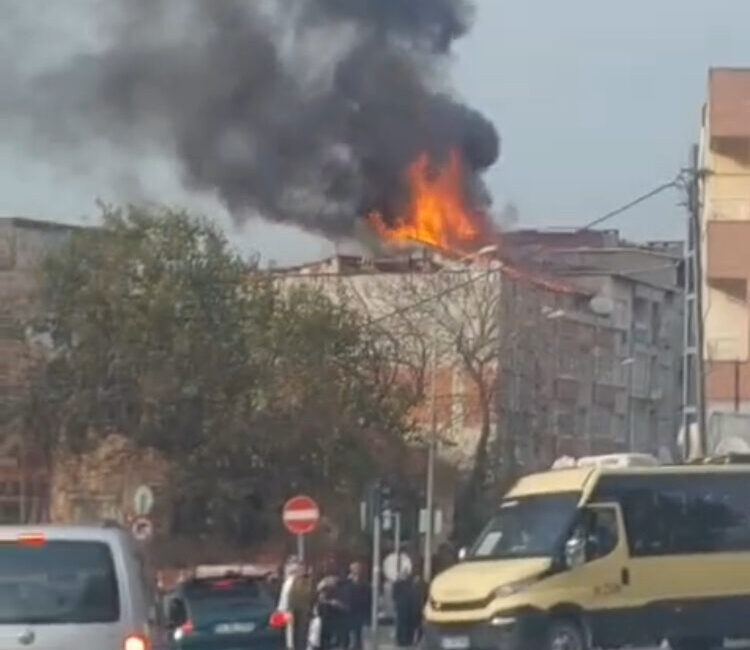 Baran AKKAYA-Altunay TUGA/İSTANBUL, -KÜÇÜKÇEKMECE’de 5 katlı binanın çatısında çıkan yangında