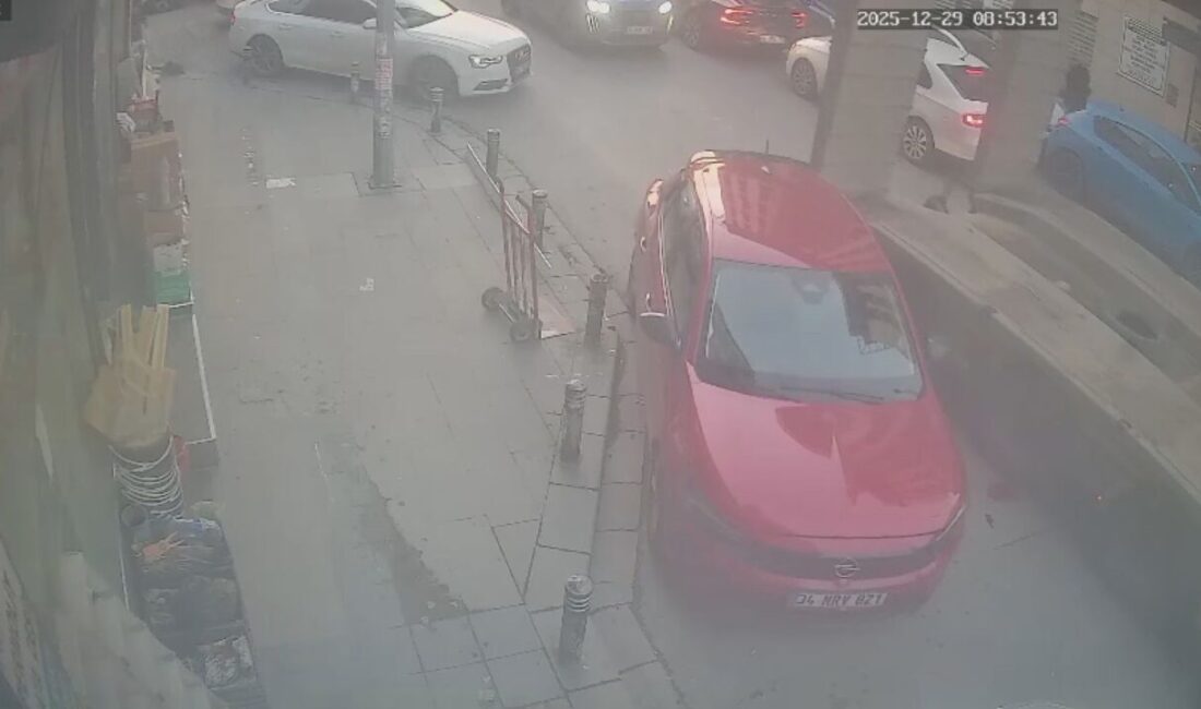 İSTANBUL, – KÜÇÜKÇEKMECE’de park halindeki otomobile, caddede seyreden TIR çarptı.