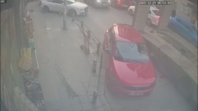 İSTANBUL, – KÜÇÜKÇEKMECE’de park halindeki otomobile, caddede seyreden TIR çarptı.