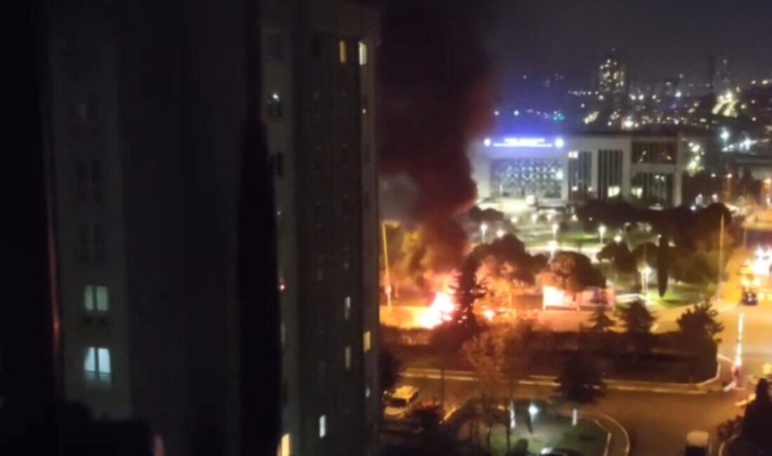 Soner HASIRCIOĞLU/İSTANBUL, – KÜÇÜKÇEKMECE’de seyir halindeki otomobilde yangın çıktı. Alev