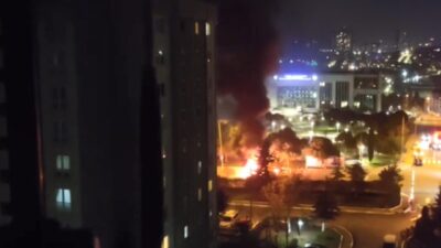 Soner HASIRCIOĞLU/İSTANBUL, – KÜÇÜKÇEKMECE’de seyir halindeki otomobilde yangın çıktı. Alev