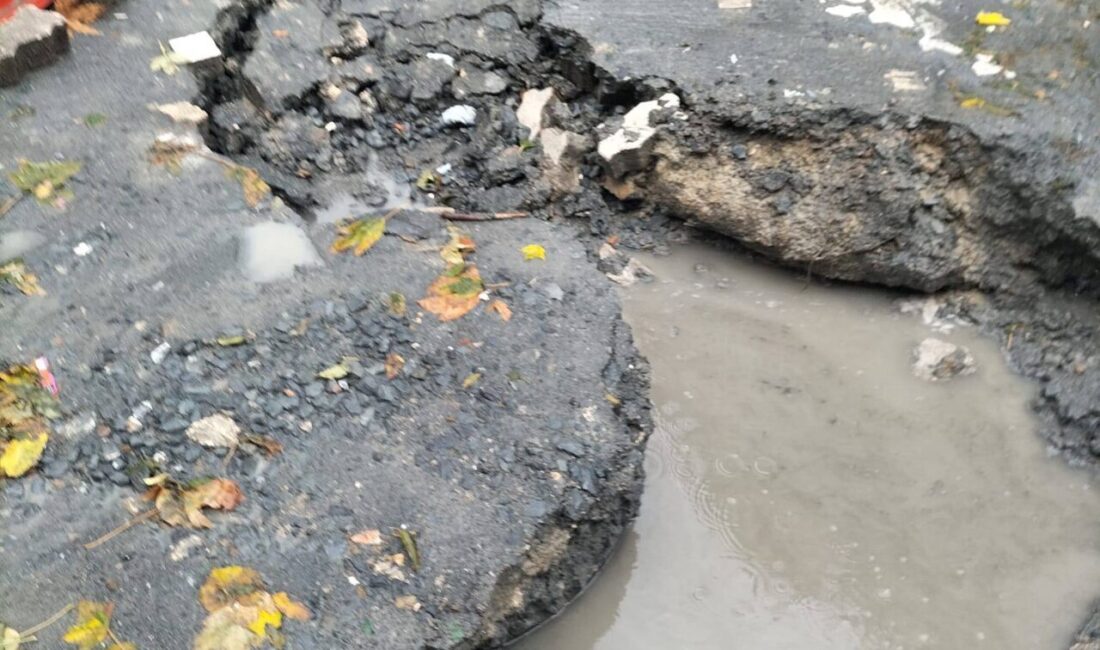 Baran AKKAYA-Altunay TUGA/İSTANBUL, -KÜÇÜKÇEKMECE’de yağışın ardından altyapı çalışması yapılan sokakta