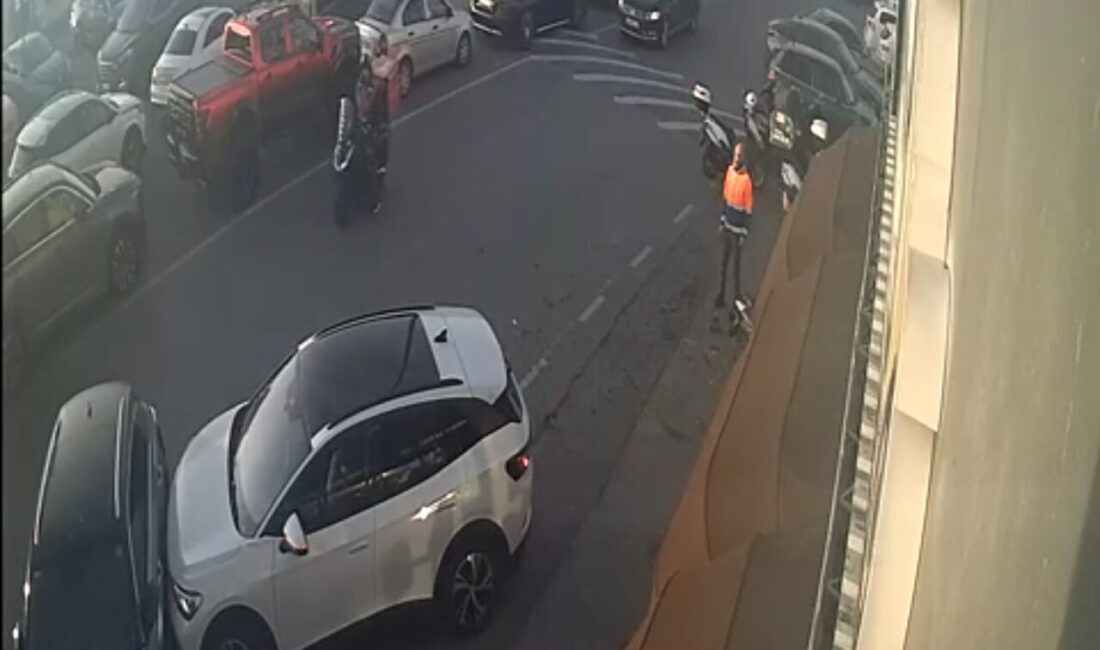 Mert ORDU/İSTANBUL – MALTEPE’de sürücüsünün park etmeye çalışırken fren yerine