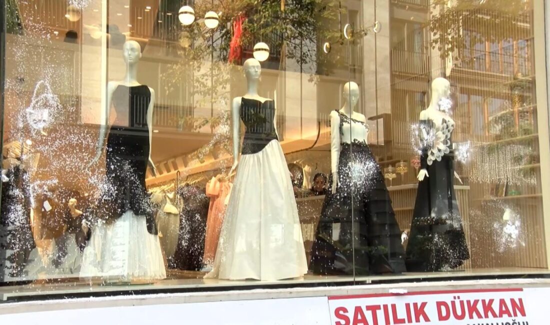 İSTANBUL, ŞİŞLİ Nişantaşı’nda gelinlik ve abiye satan mağazanın önüne gelen