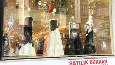 İSTANBUL, ŞİŞLİ Nişantaşı’nda gelinlik ve abiye satan mağazanın önüne gelen