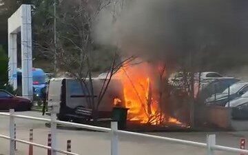 İsa ALMAÇAYIR/İSTANBUL, – ŞİLE’de park halindeki hafif ticari araç alev