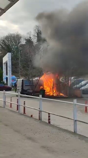 İsa ALMAÇAYIR/İSTANBUL, – ŞİLE’de park halindeki hafif ticari araç alev