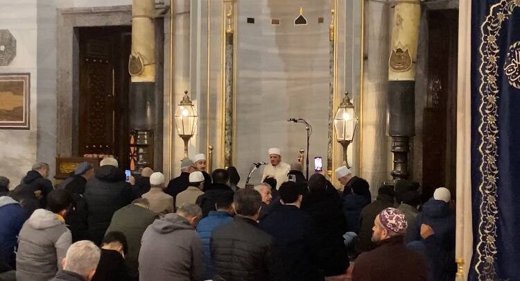 Baran AKKAYA/İSTANBUL, – SULTANAHMET Camii’nde Regaip Kandili nedeniyle program düzenlendi.