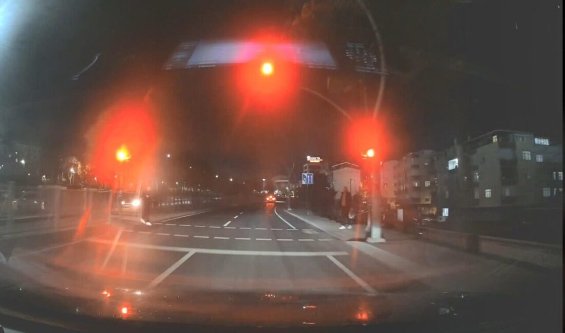 Emin YEŞİL/İSTANBUL, – SULTANGAZİ’de yayaya yeşil ışık yandığı sırada karşıya