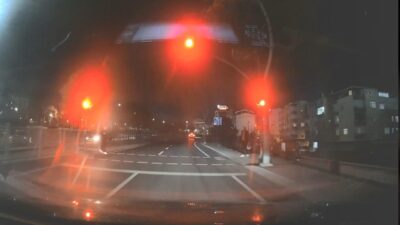 Emin YEŞİL/İSTANBUL, – SULTANGAZİ’de yayaya yeşil ışık yandığı sırada karşıya