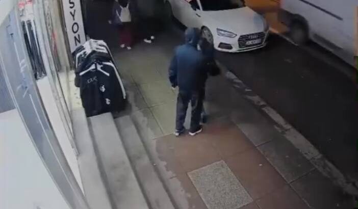 Baran AKKAYA-Emin YEŞİL/İSTANBUL, – SULTANGAZİ’de iki kişi, caddede bulunan mağazaların