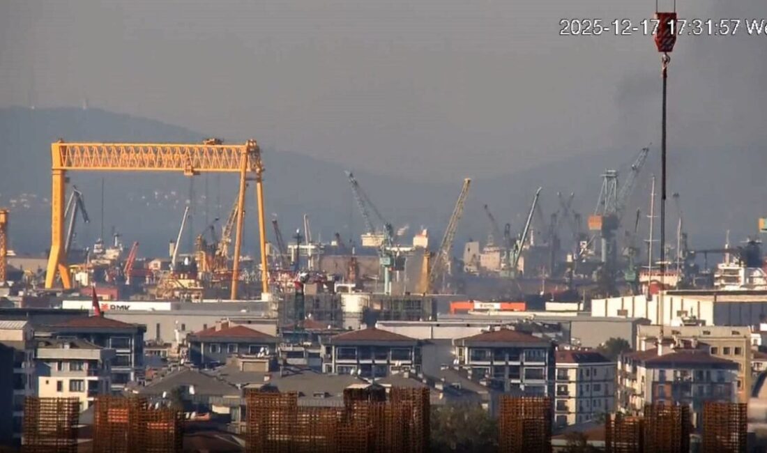 İSTANBUL, – Tuzla, tersaneler bölgesinde demirli hayvan yemi yüklü olan