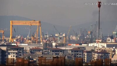 İSTANBUL, – Tuzla, tersaneler bölgesinde demirli hayvan yemi yüklü olan