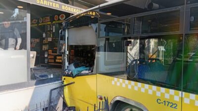 İsa ALMACAYIR/İSTANBUL Üsküdar’da İETT otobüsü 5 katlı binanın giriş katındaki