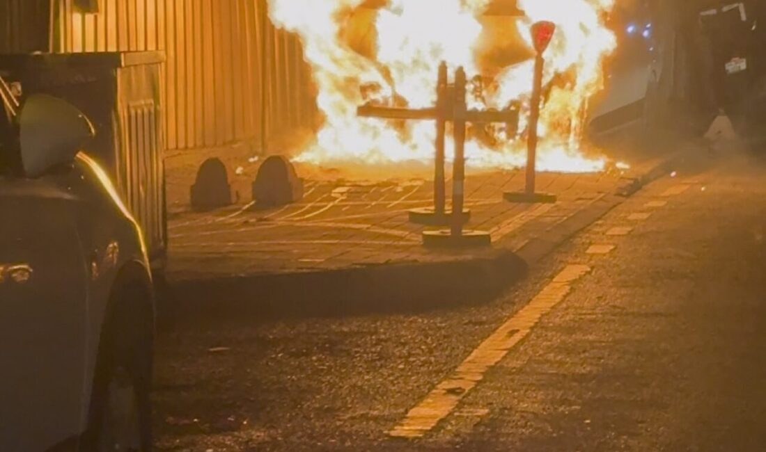 Mert ORDU / İSTANBUL, – ÜSKÜDAR’da park halindeki hafif ticari