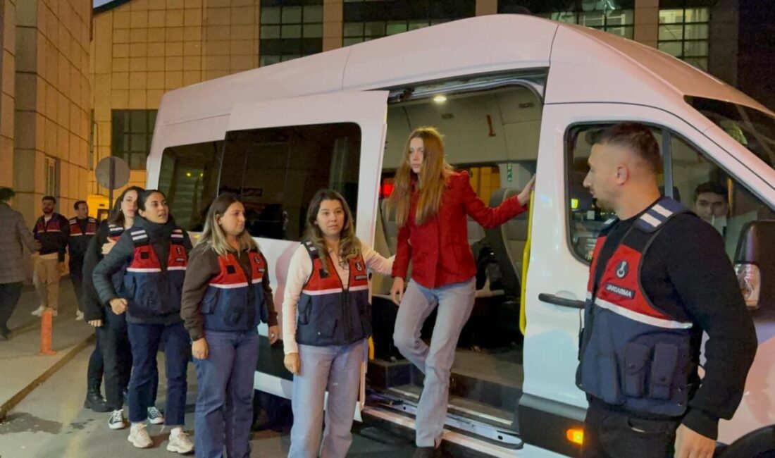 Ayşe GÜREL/İSTANBUL Oyuncu İrem Sak, şarkıcı Aleyna Tilki, sosyal medya