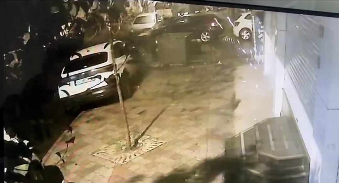 Vehbi DEMİR / İSTANBUL, – ZEYTİNBURNU’nda park halindeki araca otomobille