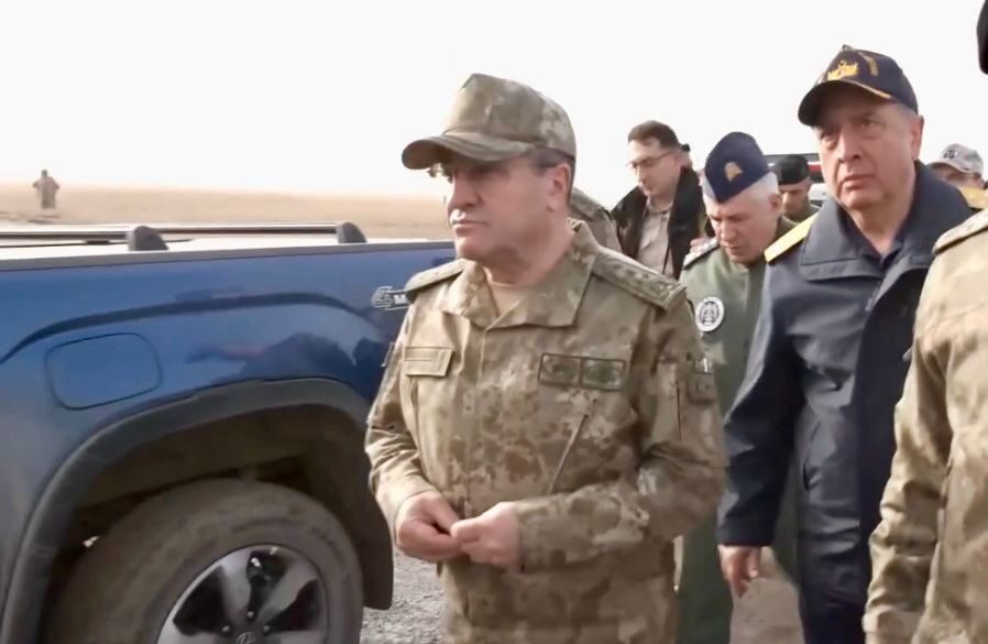 LİBYALI HEYET KAZA BÖLGESİNDE Genelkurmay Başkanı Orgeneral Selçuk Bayraktaroğlu, Kara