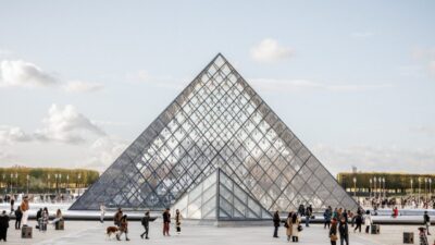 FRANSA, – FRANSA’nın başkenti Paris’teki Louvre Müzesi’nin, çalışanlarının greve gitmesi