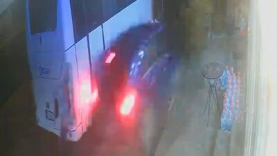 Taylan ERGÜN/İSTANBUL, – ARNAVUTKÖY’de sürücüsünün direksiyon hakimiyetini kaybettiği otomobil park