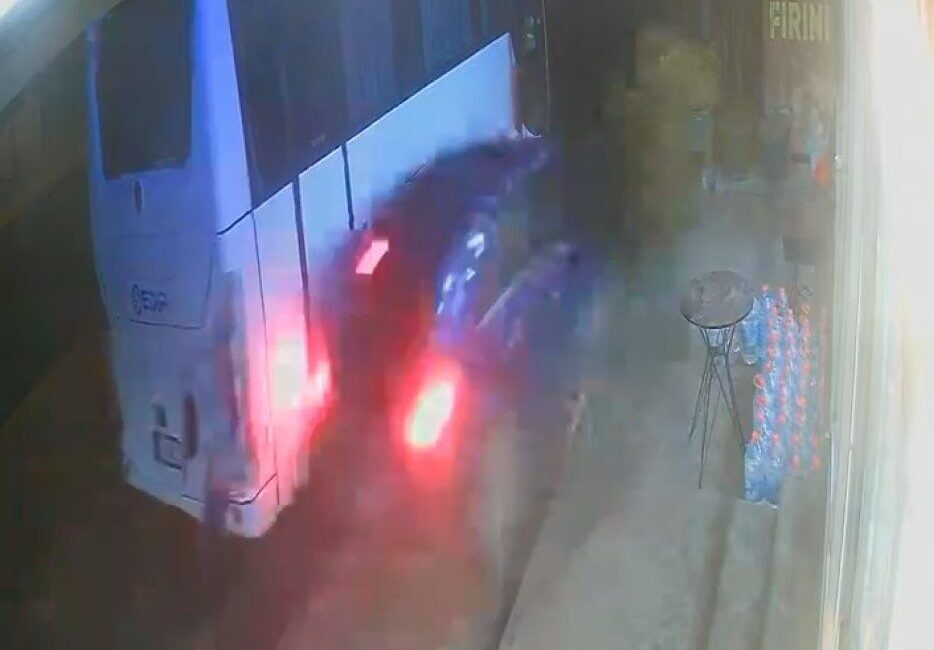 Taylan ERGÜN/İSTANBUL, – ARNAVUTKÖY’de sürücüsünün direksiyon hakimiyetini kaybettiği otomobil park