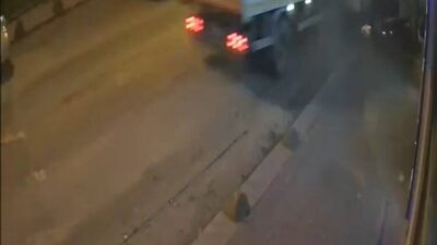 Baran AKKAYA/İSTANBUL, -BAHÇELİEVLER’de şoförünün direksiyon hakimiyetini kaybettiği kamyon park halindeki