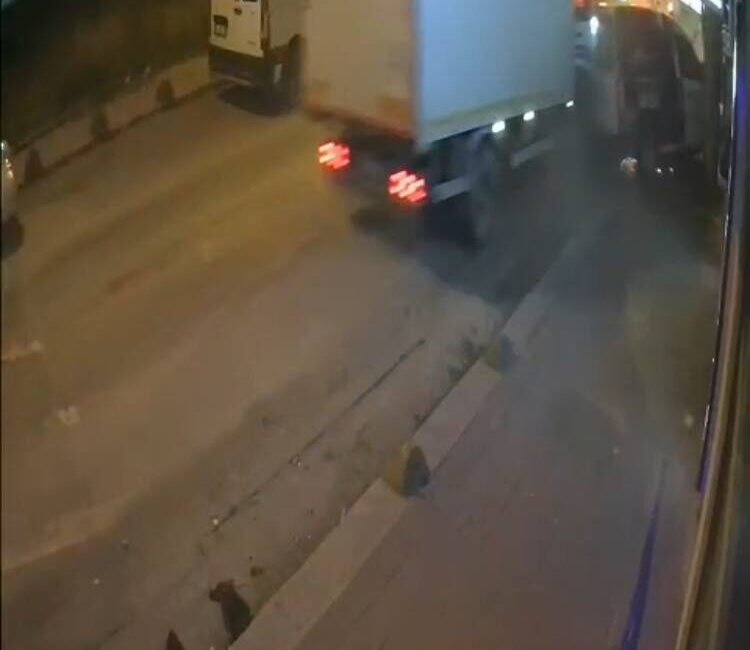 Baran AKKAYA/İSTANBUL, -BAHÇELİEVLER’de şoförünün direksiyon hakimiyetini kaybettiği kamyon park halindeki