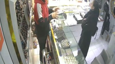 Baran AKKAYA-/İSTANBUL, -BAHÇELİEVLER’de kimliği belirsiz maskeli şüpheli elinde silahla girdiği