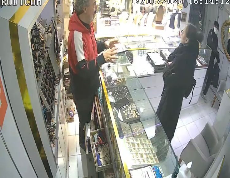 Baran AKKAYA-/İSTANBUL, -BAHÇELİEVLER’de kimliği belirsiz maskeli şüpheli elinde silahla girdiği