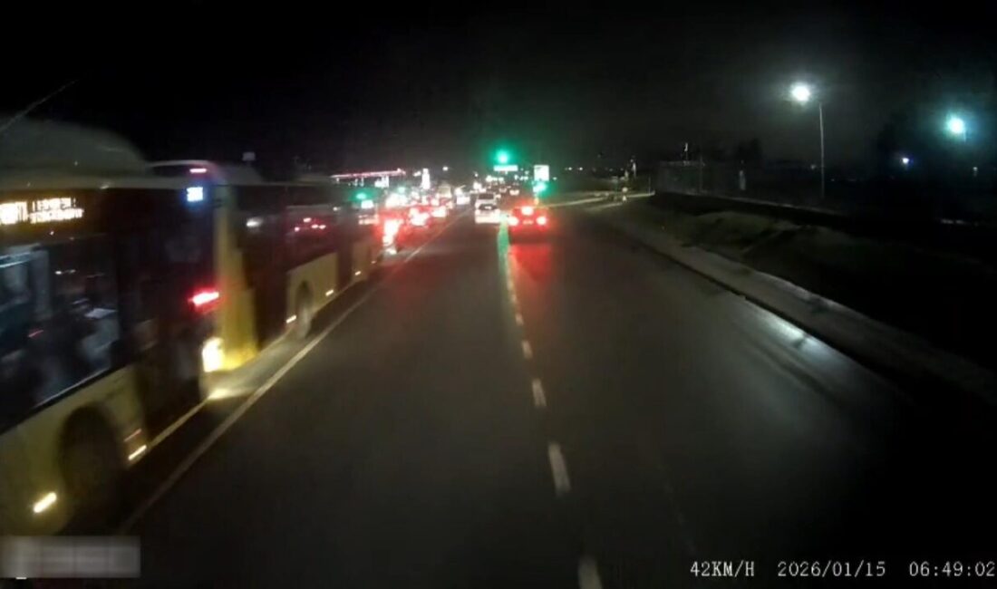 Özgür EREN/İSTANBUL, – Başakşehir’de 3 İETT otobüsü seyir halindeyken çarpıştı.