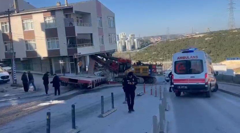Özgür EREN/İSTANBUL Başakşehir Güvercintepe Mahallesi’nde iş makinesi taşıyan TIR yokuştan