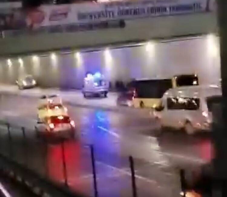 Baran AKKAYA-Ramazan İŞİKLİ/İSTANBUL, – BEYLİKDÜZÜ’nde yolun karşısına geçmek isteyen kadına