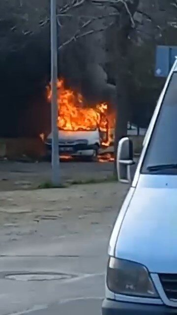 Ramazan İŞİKLİ / İSTANBUL, -BEYLİKDÜZÜ’de park halindeki hafif ticari araçta