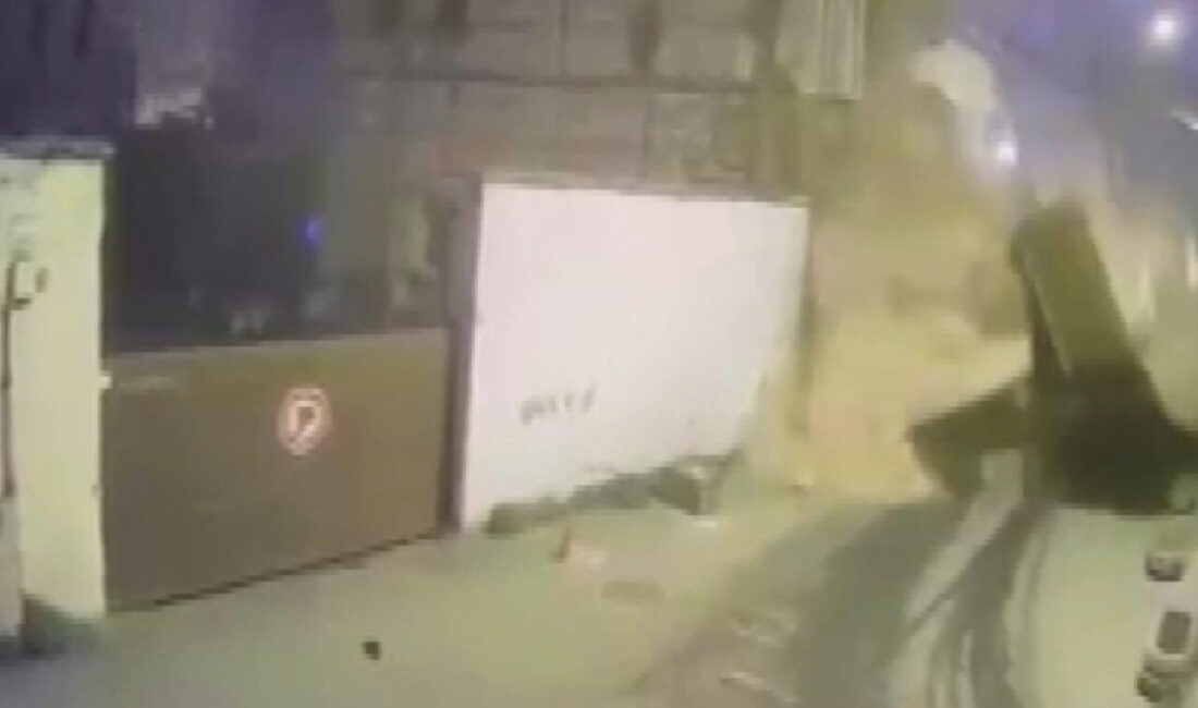 Mehmet Kaan KURT/İSTANBUL, – Beyoğlu’nda metruk halde bulunan binanın duvarı