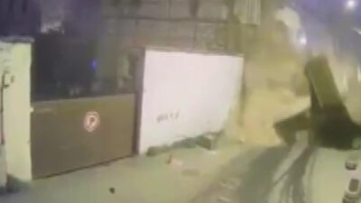 Mehmet Kaan KURT/İSTANBUL, – Beyoğlu’nda metruk halde bulunan binanın duvarı