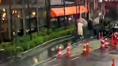 Doğan Can CESUR / İSTANBUL – BEYOĞLU’nda öğle molasında arkadaşlarıyla