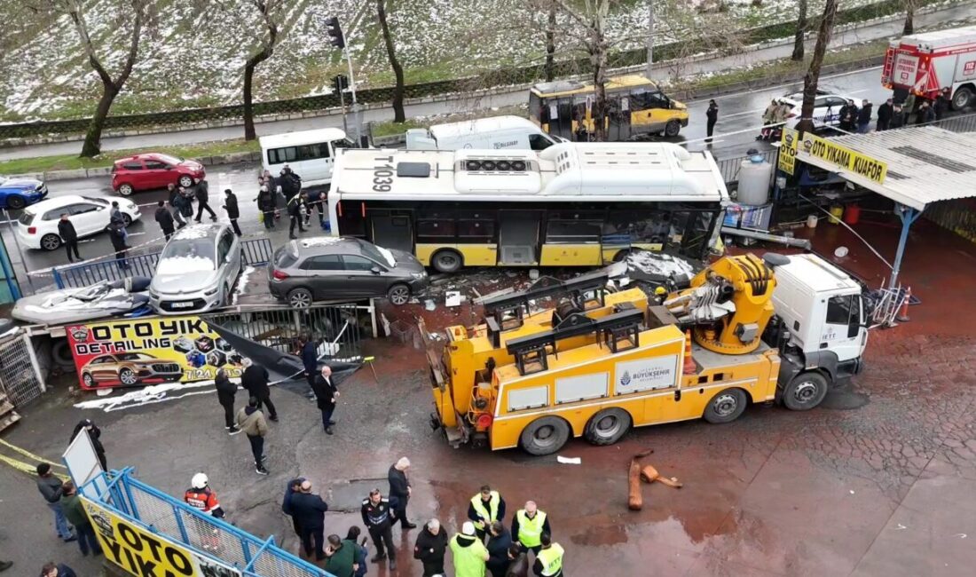 Emre KURT/İSTANBUL Esenler’de şoförünün direksiyon hakimiyetini kaybettiği İETT otobüsü hızla