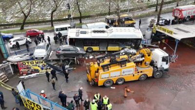 Emre KURT/İSTANBUL Esenler’de şoförünün direksiyon hakimiyetini kaybettiği İETT otobüsü hızla