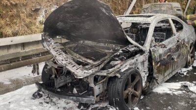 Baran AKKAYA/İSTANBUL, -FATİH’te seyir halindeki otomobilde çıkan yangın itfaiye ekiplerince