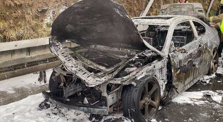 Baran AKKAYA/İSTANBUL, -FATİH’te seyir halindeki otomobilde çıkan yangın itfaiye ekiplerince