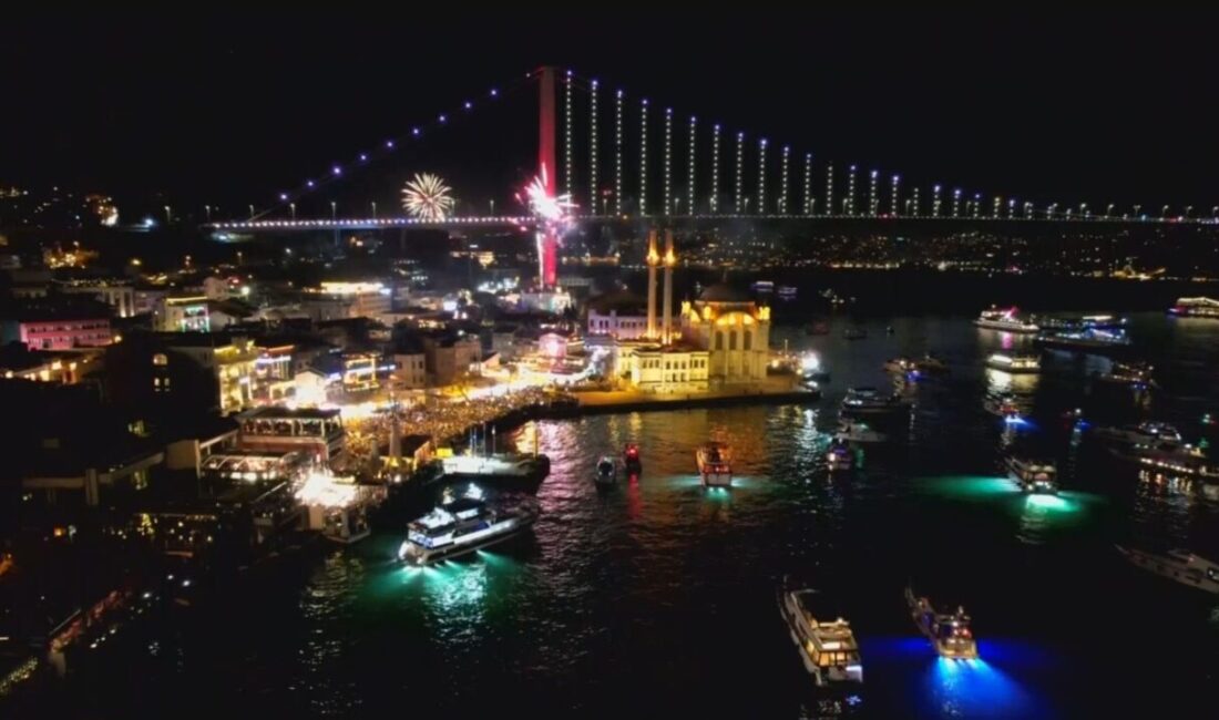 İSTANBUL, – İSTANBUL’da yeni yıl boğazda havai fişeklerle karşılandı. Görsel