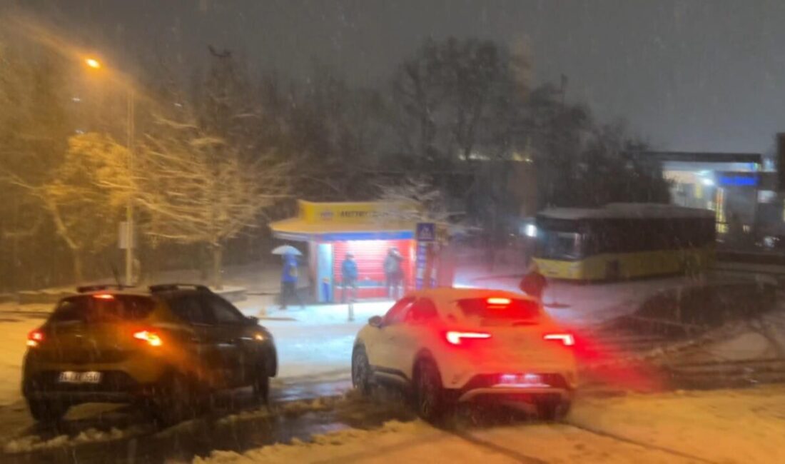 Soner HASIRCIOĞLU/İSTANBUL, – İSTANBUL’da gece boyunca süren kar yağışı sabah