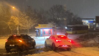 Soner HASIRCIOĞLU/İSTANBUL, – İSTANBUL’da gece boyunca süren kar yağışı sabah